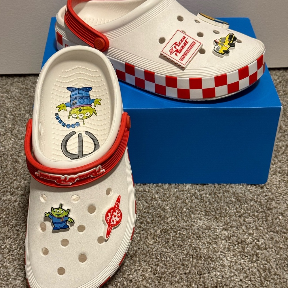 Crocs Adult Toy Story Pizza Planet Off Court Clog